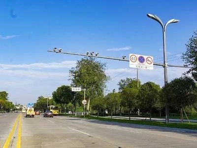 Roadside Solar Powered Traffic Light